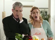 MDR Fernsehen IN ALLER FREUNDSCHAFT FOLGE 269, "Zweite Begegnung", am Montag um 11:45 Uhr. Benno Siebert (Ilja Richter) und Sarah Marquardt (Alexa Maria Surholt) sind fassungslos wie sehr Roland Heilmann das Feingefühl zum Kochen fehlt.