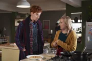 Um den Handwerker Greg (Shaq B. Grant, M.) zu beeindrucken, hat Meg (Alexa Davies, r.) ihm ein Sechs-Eier-Frühstück versprochen. Nicky (Will Merrick, l.) ist skeptisch.