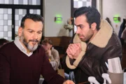 Ferhat (Mehmet Kucak, l.) stößt Baris (Metehan Demiröz) vor den Kopf.   +++ Die Verwendung des sendungsbezogenen Materials ist nur mit dem Hinweis und Verlinkung auf RTL+ gestattet. +++