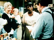 Verdie Foster (Lynn Hamilton, M.) holt Post bei Ike Godsey (Joe Conley, r.) ab. Olivia Walton (Michael Learned, l.) versucht, Verdie aufzuheitern.