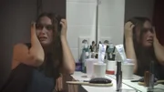 Sandra Schust sitzt verängstigt auf der Toilette.