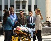 Lanie Parish (Tamala Jones, l.) berichtet Castle (Nathan Fillion, 2.v.l.), Javier Esposito (Jon Huertas, M.), Kevin Ryan (Seamus Dever, 2.v.r.) und Beckett (Stana Katic, r.), was sie über die Todesursache der jungen Frau herausfinden konnte.