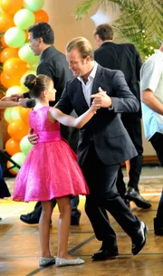 Ein gelungener Vater-Tochter-Tanzabend: Danny (Scott Caan, r.) und Grace (Teilor Grubbs, l.) ...