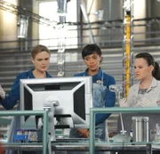 Brennan (Emily Deschanel, l.), Cam (Tamara Taylor, M.) und Daisy (Carla Gallo) versuchen herauszufinden, wie der berühmte Kreuzworträtsel-Verfasser Lawrence Brooks zu Tode kam.