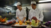 Patisserie-Praktikantin Agnes lernt Früchte schnitzen. Heute Mittag ist ein Fruchtbuffet an der Kopernikusbar geplant und Küchenchef Christian weiß, dass Carvingmeister Mar sehr gut die Unterstützung von Agnes gebrauchen kann. Deshalb darf die gelernte Konditorin Agnes heute die ersten Schritte des Früchteschnitzens kennen lernen.