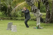 Während einer Beerdigung kommt es zu einer Schießerei. Lt. Horatio Caine (David Caruso) kann den Zwischenfall nicht verhindern, sondern nur noch dem davonrasenden Wagen der Flüchtenden ein Loch in den Tank schießen.