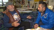 Gerhard (78) und Trödel-Experte Mauro Corradino (re.).