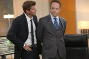 Nachdem Brennan Blut in Mason Barnes' (Gil Bellows, r.) Büro gefunden hat, nimmt Booth (David Boreanaz) ihn fest, um ihn als Verdächtigen zu verhören.