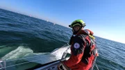 Seenotretter der DGzRS-Station Travemünde sichern einen gebrochenen Mast, nach einer Kollision.