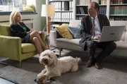 Isabel von Brede (Sabine Postel, l.) und Markus Gellert (Herbert Knaup, r.) diskutieren einen schwierigen Fall. Hund Teddy hat es sich auf dem Teppich gemütlich gemacht.
