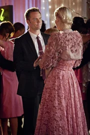 Für seine Hochzeit mit Lemon (Jaime King, r.) soll George (Scott Porter, l.) nur Eines tun und genau das geht gründlich schief ...