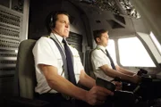 Kapitän Wheaton (gespielt von Darryl Flatman) und der Erste Offizier Pettit (gespielt von Brandon Thomas) bemühen sich, das Flugzeug zum Steigen zu bringen.