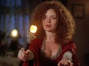 Dank ihres Zauberstabs ist die b&ouml;se Hexe Tuatha (Birgid Brannagh) unbesiegbar.