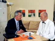 ARD ROTE ROSEN FOLGE 1163, Alfred (Rolf Nagel. r.) wird von Hannemann (Stefan Hossfeld, l.) massiv unter Druck gesetzt.
