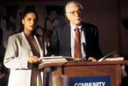 Amanda Bentley-Livingston (Victoria Rowell); Dr. Mark Sloan (Dick Van Dyke, r.)
