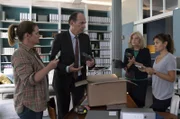(v.l.n.r.) Gudrun Wohlers (Katrin Pollitt), Markus Gellert (Herbert Knaup), Isabel von Brede (Sabine Postel), Yasmin Meckel (Sophie Dal) sind überrascht über den Inhalt des Pakets.