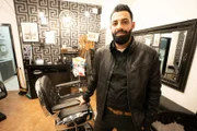 Mohamed Merie ist gelernter Friseur und seit 14 Jahren in Deutschland. Eine Arbeitserlaubnis scheitert immer wieder an bürokratischen Hürden.