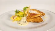 Gebackener Goldbarsch mit Kartoffelsalat und Remoulade. Weiteres Bildmaterial finden Sie unter www.br-foto.de.