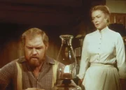 Jonathan (Merlin Olsen, li.) ist sehr verbittert. Alice (Hersha Parady, re.) hat ihm lange verschwiegen, dass sie bereits einmal verheiratet war.