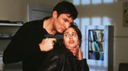 Gefängnis-Psychologe Matthias Goran (Dieter Bach) weiß keinen anderen Ausweg mehr, als Katrins (Tanya Neufeldt) Liebe mit der Waffe zu erzwingen.