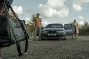 Brooks (Jason Flemyng, l.); Thompson (Thalissa Teixeira , r.)