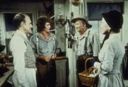 Virginia (Susan French, re.) und ihr Mann Brewster (Malcolm Atterbury, 2.v.re.) wollen für ihren Enkel Tod das erste Rasierzeug kaufen. Nels Oleson (Richard Bull, li.) und Charles Ingalls (Michael Landon, 2.v.li.) stehen ihnen beratend zur Seite.