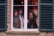 Die Geister sehen zu wie Emma und Felix vor das Haus vorfahren. (v.l.n.r.)  Friedrich (Alexander Khuon), Joachim (Sebastian Schwarz), Urs (Jan van Weyde), Adelheid (Antje Widdra).