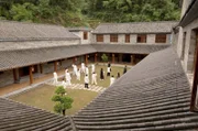 Der taiwanische Regisseur Ang Lee, Sohn chinesischer Emigranten, setzte 2000 mit seinem Drama „Tiger and Dragon“ die traditionellen Wurzeln eines Landes in Szene, das er selbst nicht kennenlernte.