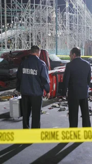 Eine Achterbahn ist entgleist und hat sechs Menschen in den Tod gerissen. Gil Grissom (William Petersen, l.) und Capt. Brass (Paul Guilfoyle) untersuchen, ob es sich bei dem Unglück um einen Unfall oder doch um eine mörderische Sabotage handelt.