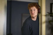 Um Handwerker Greg (Shaq B. Grant) nicht helfen zu müssen, gibt Nicky (Will Merrick, r.) den Ahnungslosen.