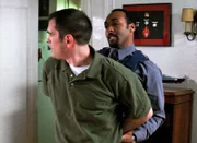 Detective Ed Green (Jesse L. Martin, r.) und Herman Capshaw (Ty Burrell).