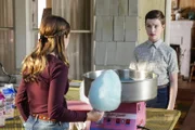 Missy Cooper (Raegan Revord, l.); Sheldon Cooper (Iain Armitage, r.)