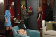 Barney und Quinn (Becki Newton, r.) wollen zusammenziehen. Und während die Freunde versuchen, dies zu verhindern, streiten sich Ted (Josh Radnor, M.) und Robin (Cobie Smulders, l.) darüber, wer für den Fall, dass sie es nicht schaffen, diesen Schritt von Barney zu verhindern, Quinns tolle Wohnung haben darf ...