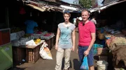 Nautik-Praktikantin Rahel und Zweiter Offizier Christian Baumann nutzen die Mittagspause, um an Land was zu essen. Rahel und Christian haben einen Markt gefunden. Vom geplanten Mittagessen ist aber weit und breit nichts zu sehen.