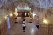 Eine unterirdische Kirche in einer alten Opalmine in Coober Pedy. Die Stadt Coober Pedy liefert den größten Teil des weltweiten Opals in Edelsteinqualität.