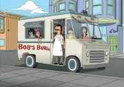 Mehrere Food-Trucks parken direkt vor dem Restaurant und stehlen die Kunden. Nach vielen Versuchen, die Truckbesitzer davon zu überzeugen, ihren Standort zu verlegen, muss Bob selbst aktiv werden und schafft sich auch einen Truck an: Bob (M.), Linda (r.), Louise (2.v.l.), Gene (2.v.r.) und Tina (l.) ...