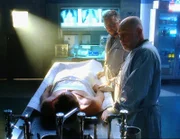 Woran ist der Sportler Tim Coleman (Chad Williams, l.) gestorben? Gil (William Petersen) und Dr. Robbins (Robert David Hall, r.) ermitteln.