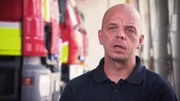 Mitglieder der Freiwilligen Feuerwehr und hauptamtliche Mitarbeiter nehmen gemeinsam den Kampf gegen die Flammen auf.