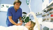 Dr. Stefan Frank (Sigmar Solbach) hat Sylvia (Tatjana Fein) operiert. Er hofft, ihr damit das Leben gerettet zu haben.