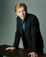 (3. Staffel) - Für seinen trockenen Charme und sein fotografisches Gedächtnis ist er bekannt: Horatio Caine (David Caruso)
