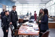 Celina (Lisseth Chavez, l.), John (Nathan Fillion, 2.v.l.), Nyla (Mekia Cox, 2.v.r.) und Angela (Alyssa Diaz, r.) besprechen angeregt die neuesten Entwicklungen im rätselhaften Fall der "Pentagramm-Morde".