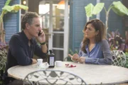 Dwayne Pride (Scott Bakula, l.) kümmert sich liebevoll um die verwundete Rita Devereaux (Chelsea Field, r.). Kann er ihr helfen?