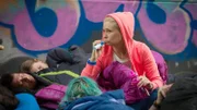 Jenny (Birte Hanusrichter) beobachtet Bauleiter Müller und folgt ihm.
