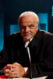 Den Verteidiger spielt Bernhard Schütz