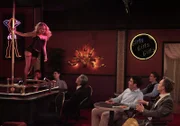 Ted (Josh Radnor, 3.v.r.) und Barney (Neil Patrick Harris, r.) sind total überrascht, als sie im Stripclub auf Quinn (Becki Newton, l.) treffen ...