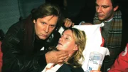 Dr. Stefan Frank (Sigmar Solbach) wird von Lutz (Peter von Strombeck, r.) gerufen, als seine Freundin Conny Bachmann (Gabriela Benesch) erneut einen Erstickungsanfall erleidet.