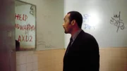In einer Tankstellen-Toilette findet Detective Green (Jesse L. Martin) den "Hilferuf" einer Frau, die anscheinend entführt wurde. Doch um die Frau zu finden, müssen die Cops die Botschaft zunächst enträtseln...
