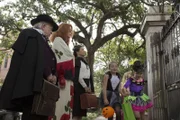 Ausgerechnet zu Halloween statten Cecily Pembroke (Robin Bartlett, M.), Myrtle Snow (Frances Conroy, 2.v.l.) und Quentin Fleming (Leslie Jordan, l.) der Schule einen Besuch ab ...