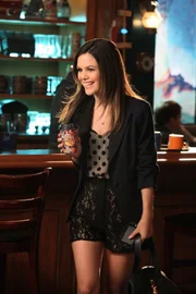 Dr. Zoe Hart (Rachel Bilson) ist kaum wiederzuerkennen: Sie hat so gute Laune, dass ihr Umfeld anfängt, sich Sorgen zu machen ...