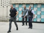 Steve McGarrett (Alex O'Loughlin , l.) und Danny Williams (Scott Caan, r.) sollen Sgt. Duke Lukela (Dennis Chun, M:) eigentlich festnehmen. Doch plötzlich arbeiten sie gemeinsam ...